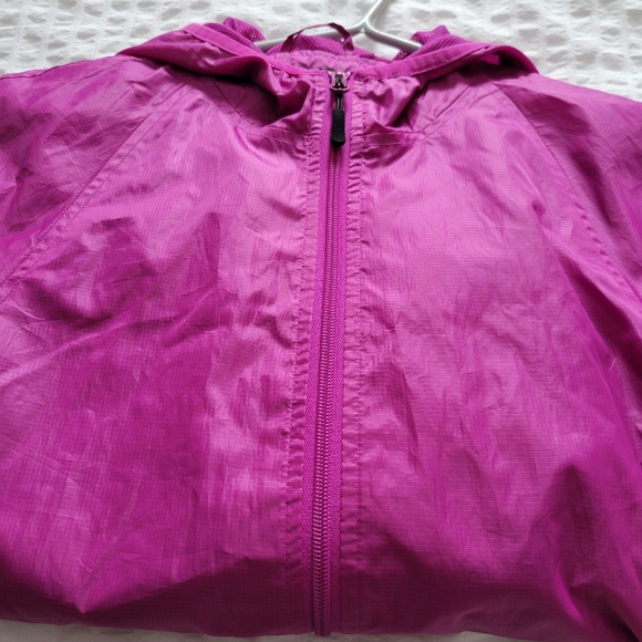 Beautiful fuschia pink Alpinetek windbreaker. Size small. - Picture 9 of 10